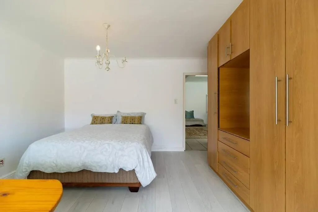 Studio Garden Cottage, Camps Bay Cape Town Apartment
